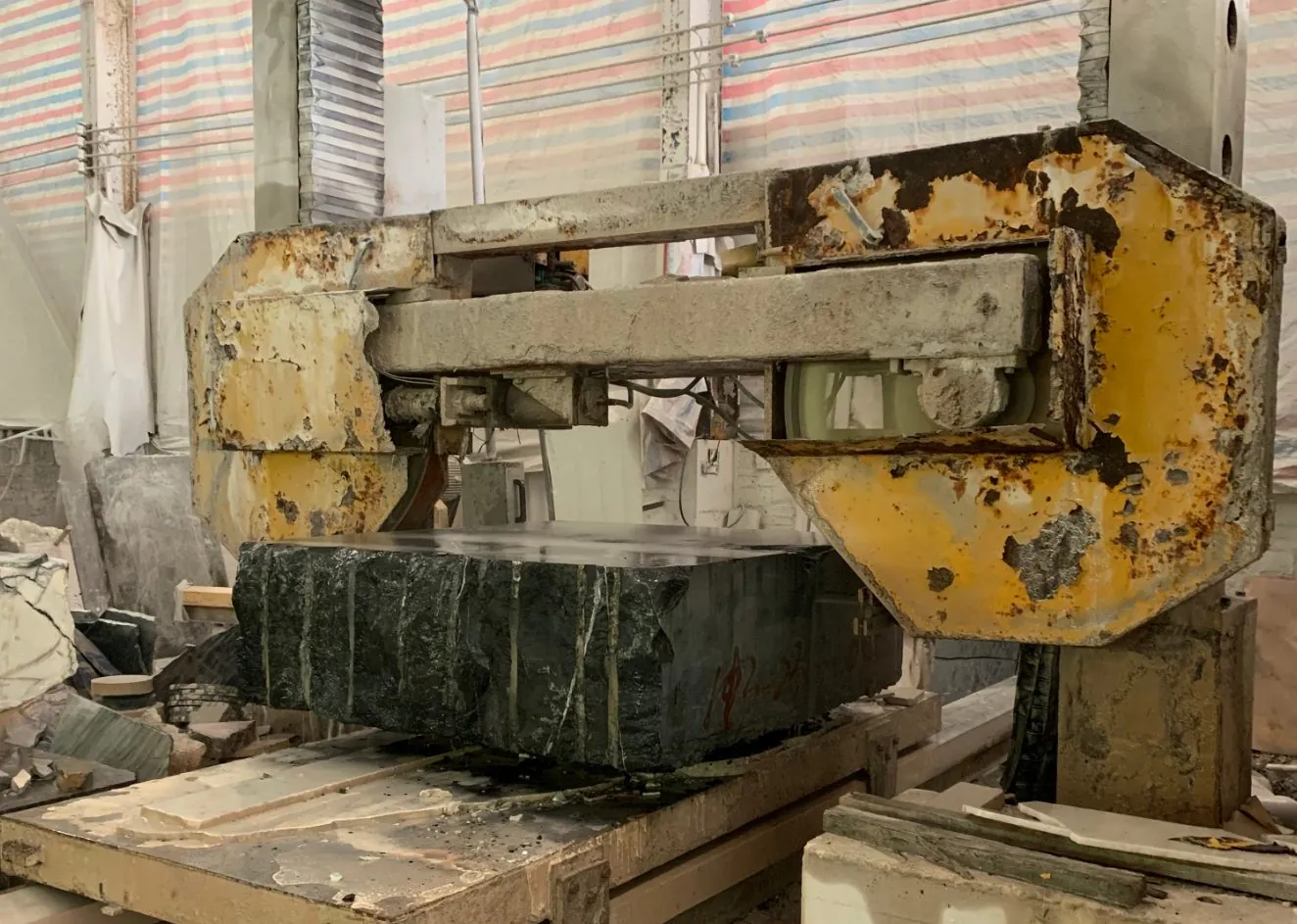 Wire saw block cutter