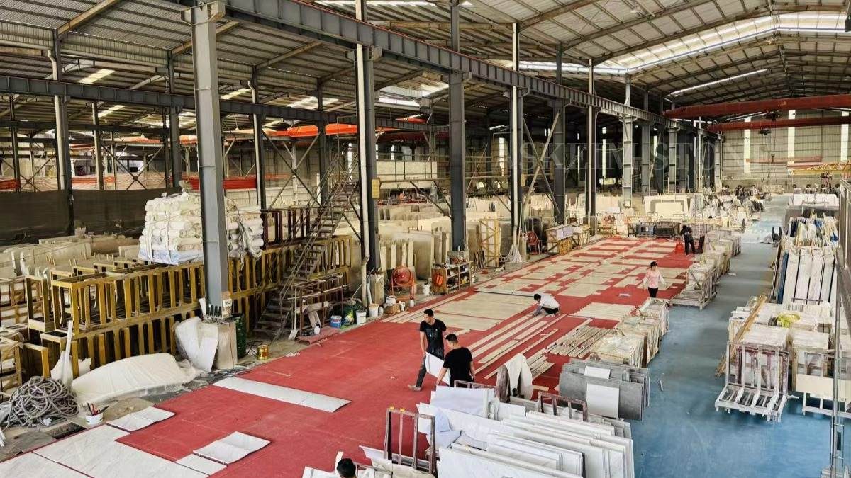 Workers and slabs across the 10,000m&sup2; production floor